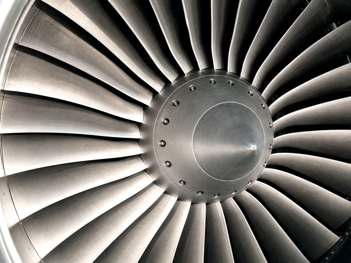 A face de uma turbina de avião, as pás em espiral em torno do cone central.